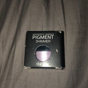 Younique loose eyeshadow in flirty purple shimmer